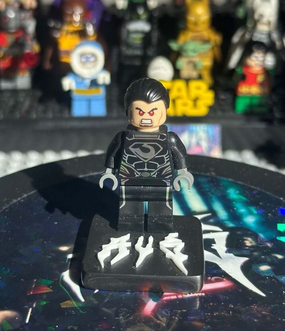 LEGO General Zod Minifigure with Black Suit and Stand (76002)
